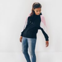 AMY – hoody zwart – gemaakt van biologisch katoen – zwart, wit, roze - Afbeelding 2