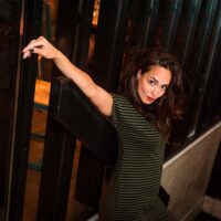 Jurk – gerecyclede sweatshirt stof – gestreept – zwart/legergroen - Afbeelding 2