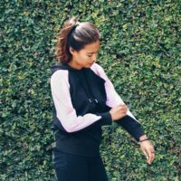 AMY – hoody zwart – gemaakt van biologisch katoen – zwart, wit, roze